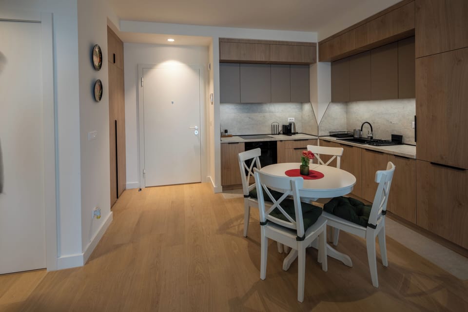 Deluxe Apartment, City View | Dining