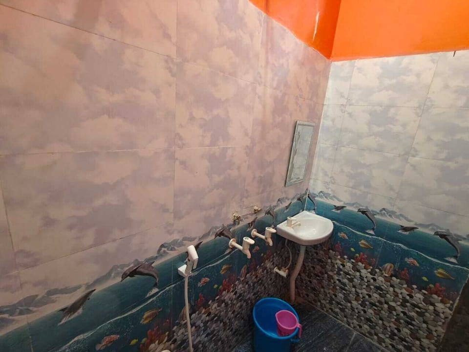 Deluxe Room | Bathroom | Shower, free toiletries, soap, shampoo