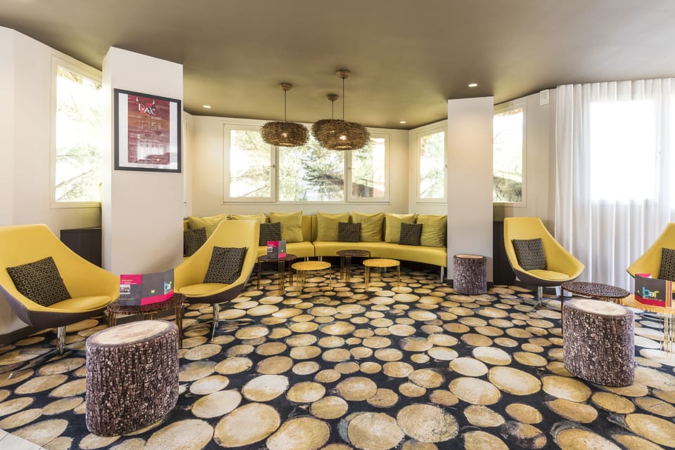 Lobby lounge