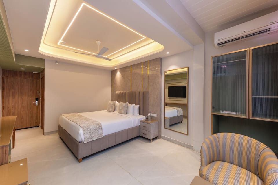 Deluxe Double Room | Minibar, in-room safe, desk, laptop workspace