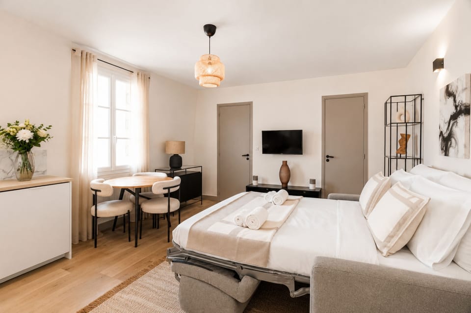 Superior Apartment, City View | Living area