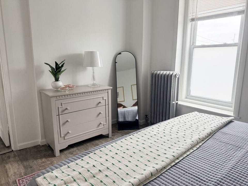 BayCity_PrimaryBedroom_KingSizedBed