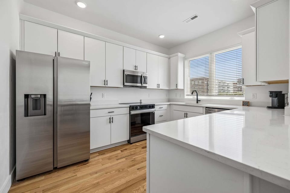 2nd Floor: Full kitchen with all the cooking essentials for your culinary needs