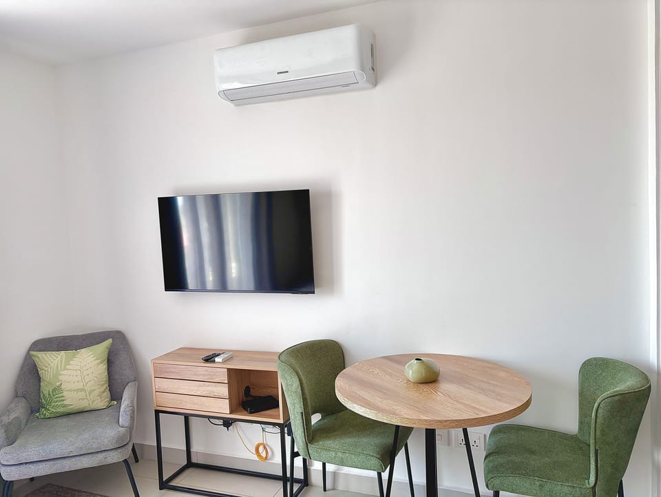 Deluxe Studio, City View | Interior
