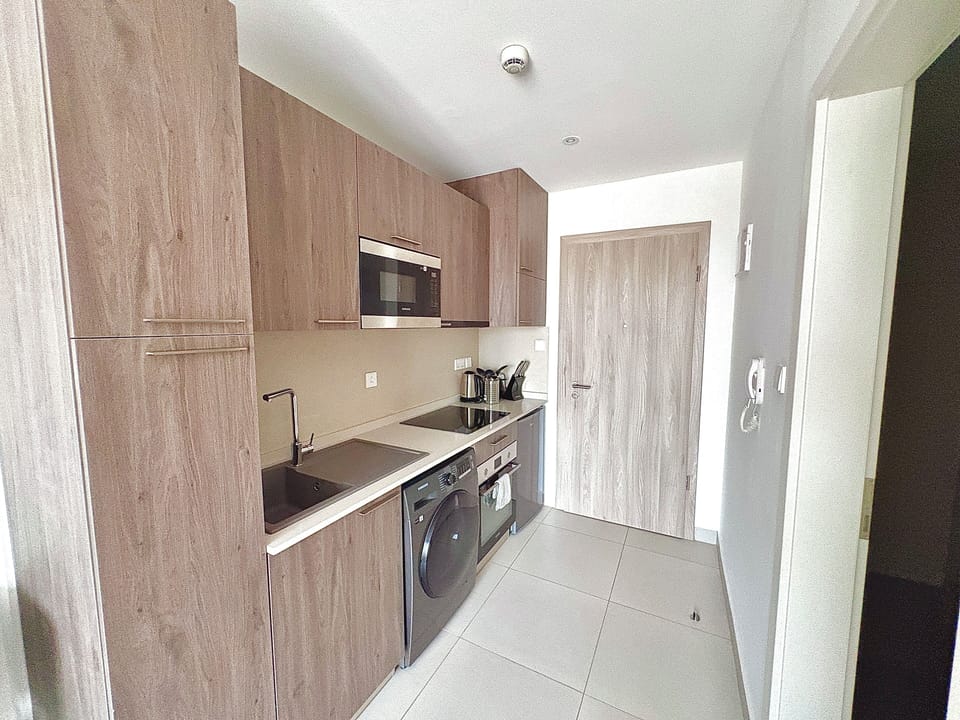 Deluxe Studio, City View | Private kitchen | Fridge, microwave, stovetop, cookware/dishes/utensils