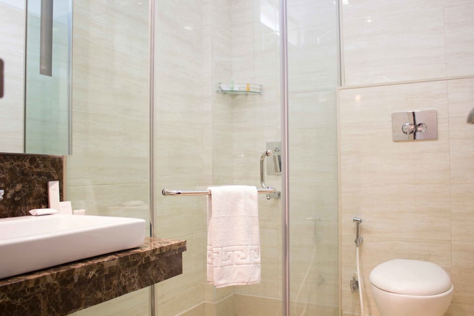 Shower, free toiletries, towels