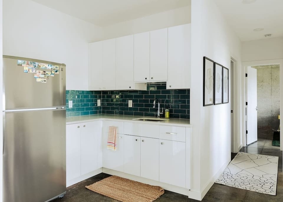 Fully equipped kitchenette with modern finishes.