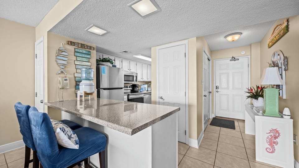 Driftwood Towers 4C - Breakfast bar with seating for two.