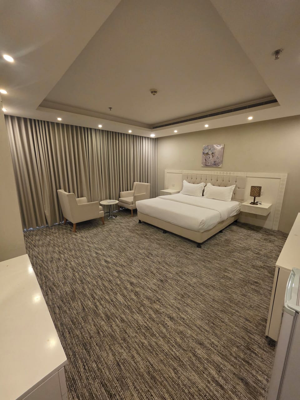 Deluxe Room | Minibar, individually decorated, individually furnished, desk