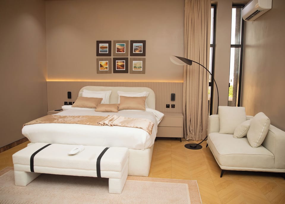 Signature Suite | Desk, laptop workspace, free WiFi