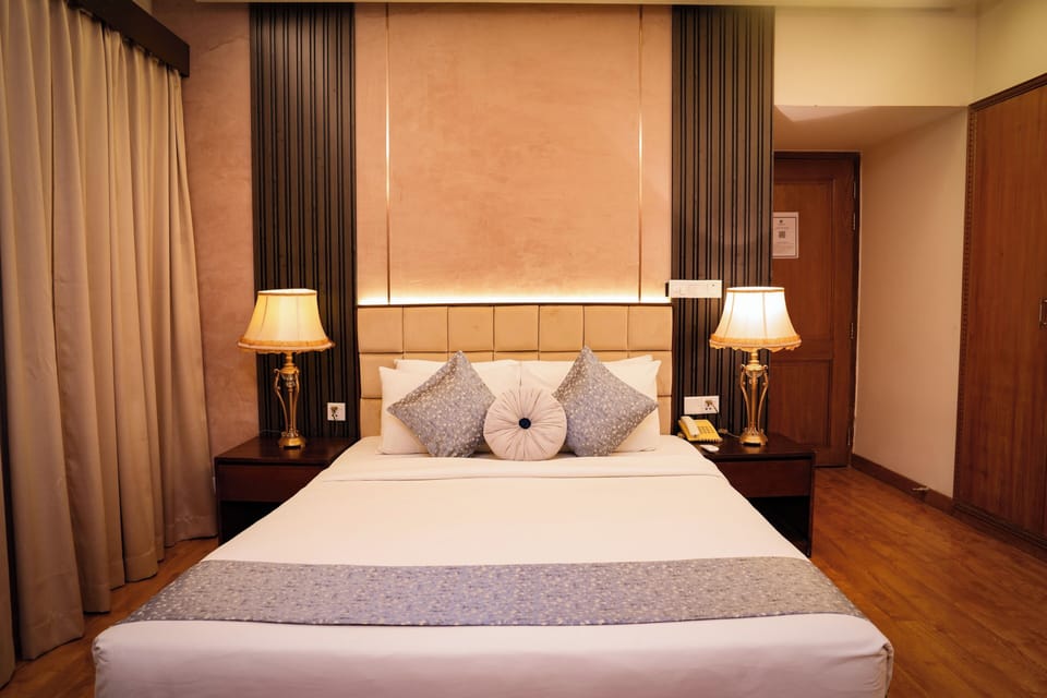 Super Deluxe Twin | Bathroom | Free toiletries, hair dryer, slippers, towels