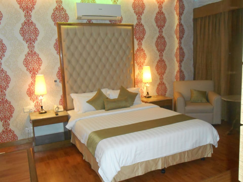 Deluxe Double or Twin Room, 1 Double Bed | Living room | LED TV, fireplace