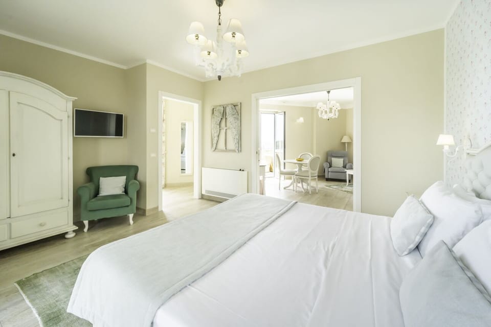 Suite, 1 King Bed, Jetted Tub, Hill View | Minibar, in-room safe, desk, free WiFi