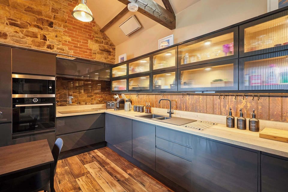 Kingbridge Forge, Brampton - Host & Stay