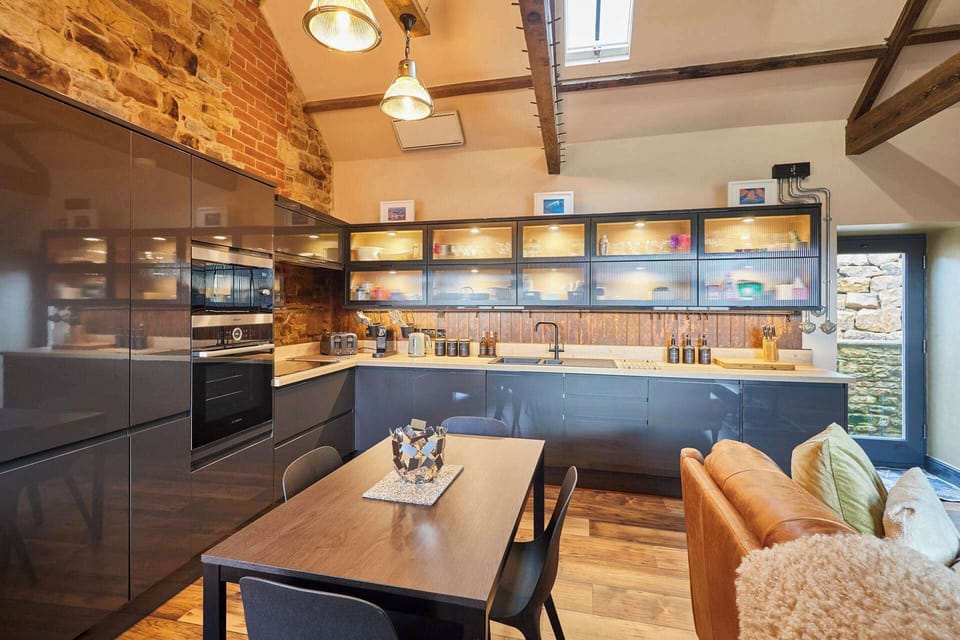 Kingbridge Forge, Brampton - Host & Stay