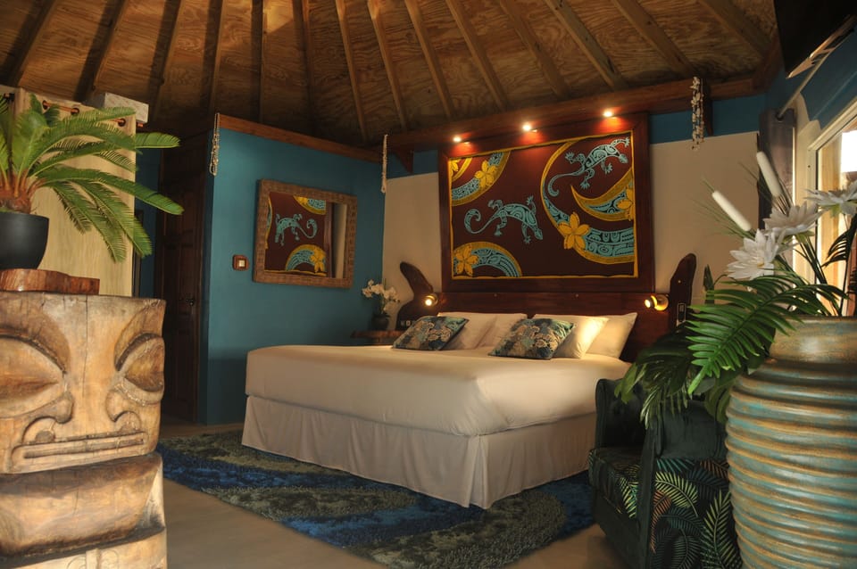 Luxury Double Room | Living area | Books