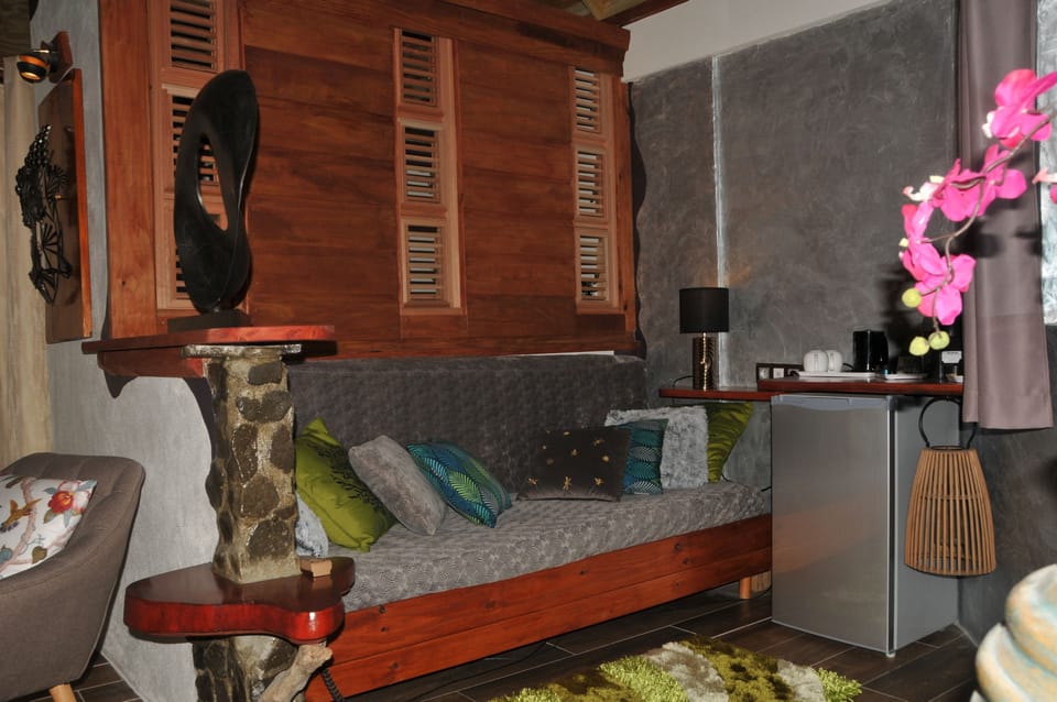 Luxury Triple Room, Bathtub | Living room | Books