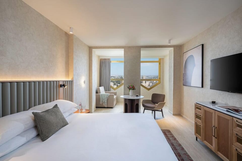 Club Renovated | Hypo-allergenic bedding, in-room safe, desk, blackout drapes