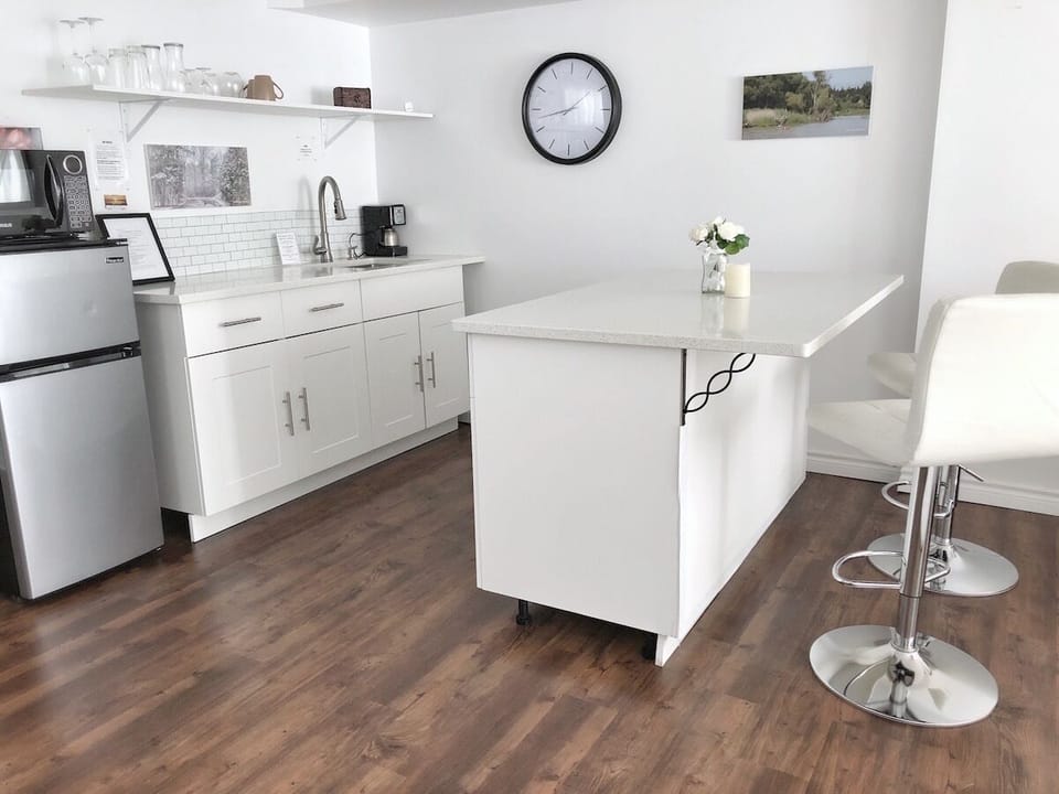 Deluxe Studio Suite, Garden View | Private kitchenette | Coffee/tea maker, electric kettle, toaster, griddle