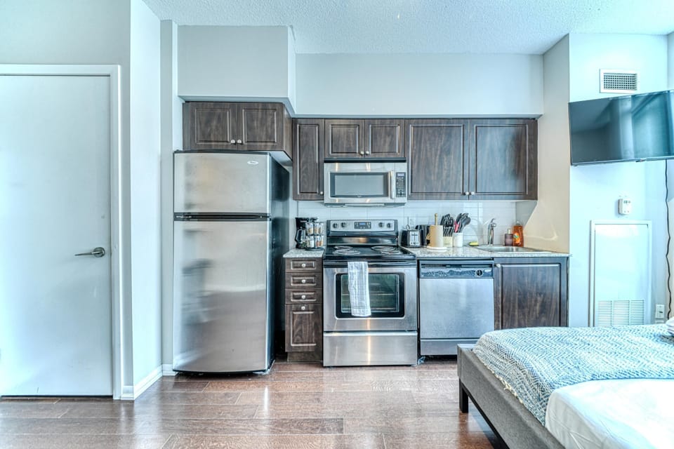 Basic Studio Suite | Private kitchen | Fridge, microwave, oven, stovetop