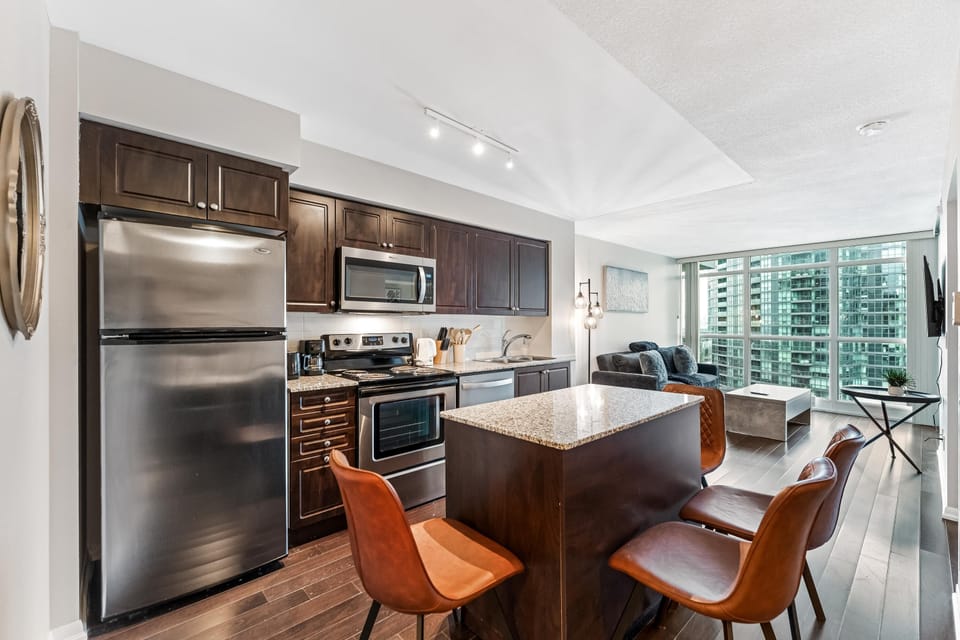 Deluxe Suite | Private kitchen | Fridge, microwave, oven, stovetop