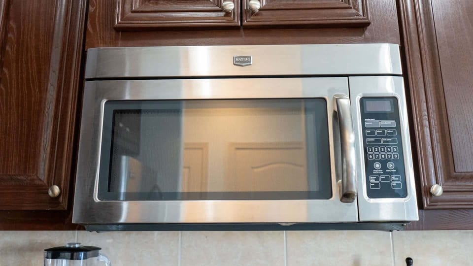 Apartment, 2 Bedrooms | Microwave