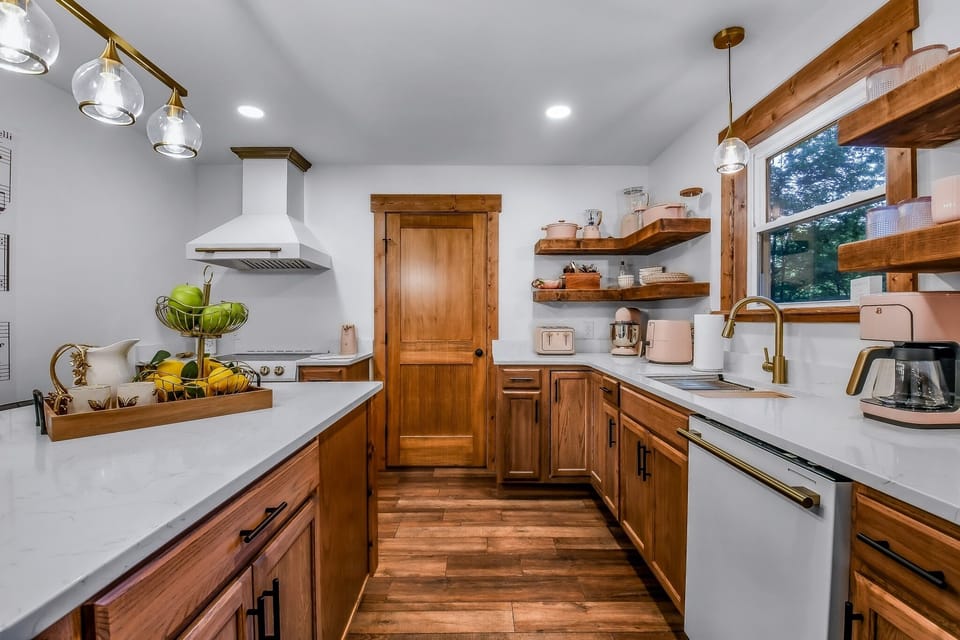 Cabin, 3 Bedrooms | Private kitchen | Coffee/tea maker, fridge, oven, toaster