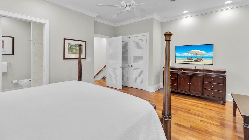 Unwind after a busy day watching the flatscreen TV from bed...