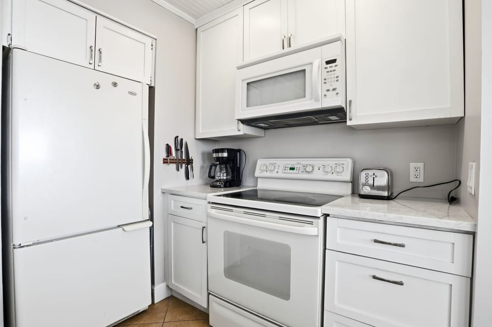 Well-Equipped Kitchen with Full Appliances – Shipwatch 300 - The kitchen features full-size appliances and a clean, functional layout, perfect for easy meals during your stay.