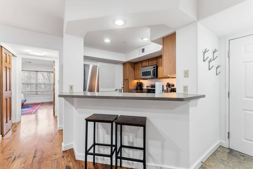 Fully equipped kitchen with bar seating