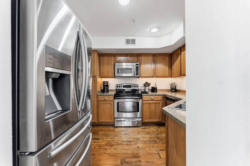 Fully equipped kitchen with bar seating