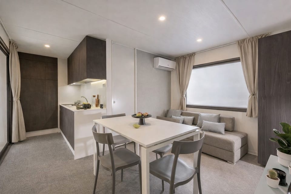 Lodge Superior Premium, (Animali non Ammessi) | Private kitchen | Full-size fridge, highchair, cleaning supplies