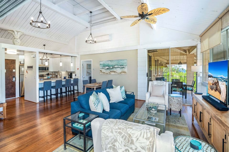 Condo, Multiple Beds, Balcony, Partial Ocean View (Haleakala Shores A-411) | Living area