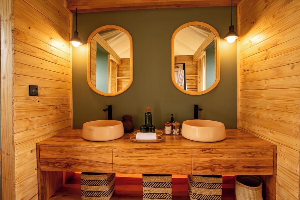 Signature Double or Twin Room, Valley View | Bathroom | Rainfall showerhead, free toiletries, hair dryer, bathrobes