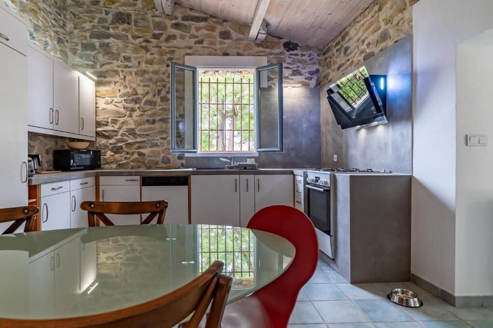 Comfort Cottage, 2 Bedrooms, Patio, Garden View | Private kitchen | Toaster