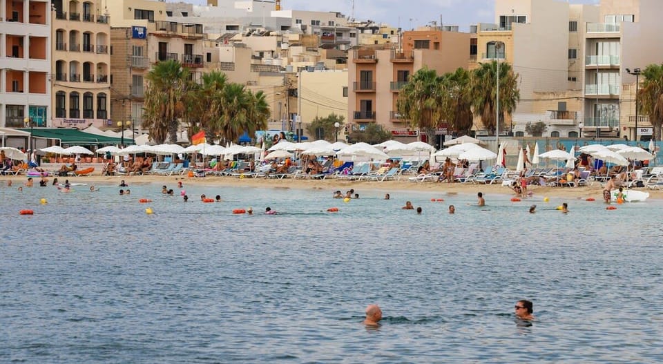 Pretty Bay Beach, few meters from the property