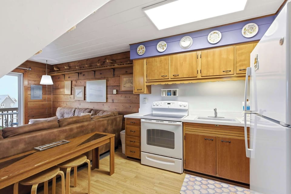 Cook, eat, lounge. Everything happens in one easy flow here.