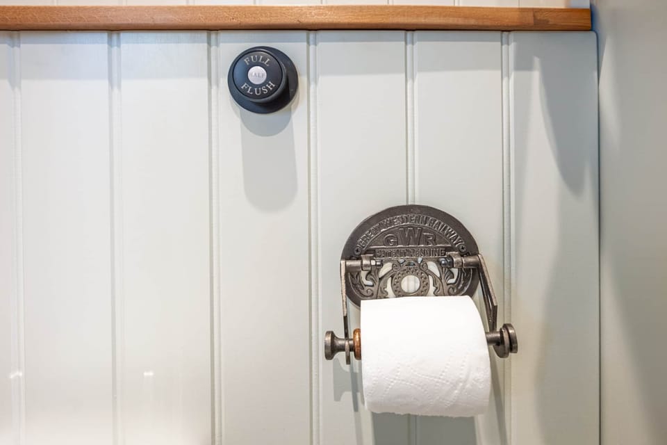 Willow's Nest Shepherds Hut Bathroom