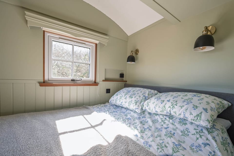 Willow's Nest Shepherds Hut Bedroom