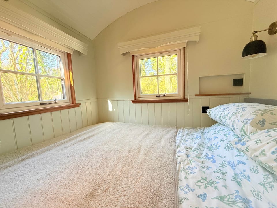 Bluebell Wood Shepherds Hut Bedroom