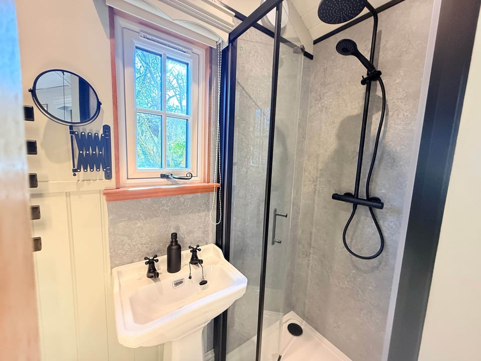 Bluebell Wood Shepherds Hut Bathroom