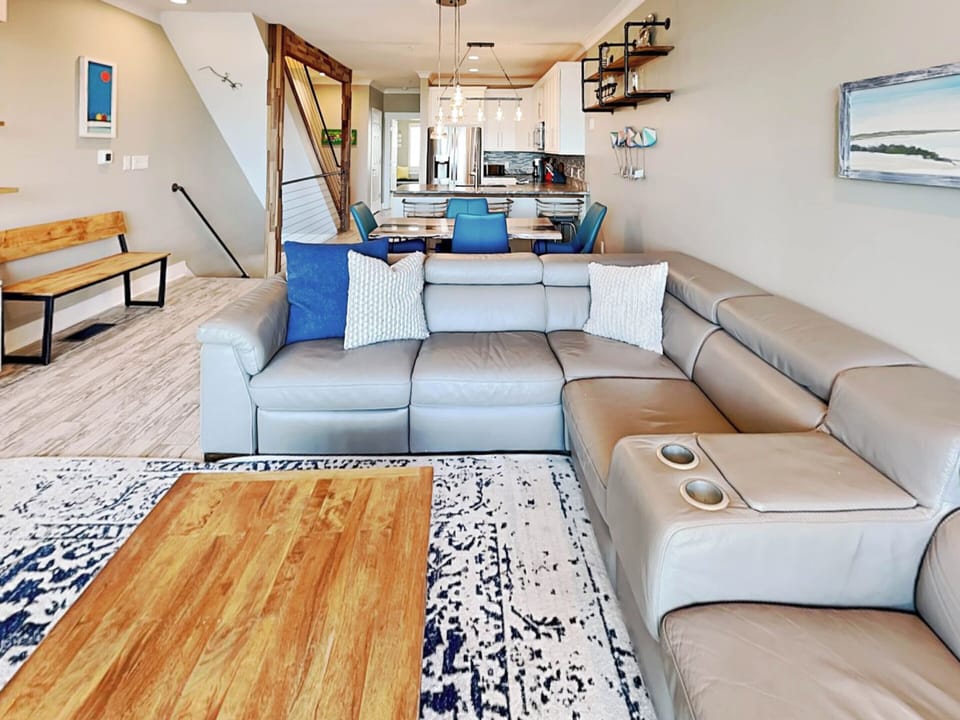 Large Sectional Sofa w. Plenty of Room to Relax!