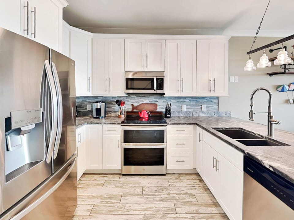 Full Kitchen w. Stainless Steel Appliances