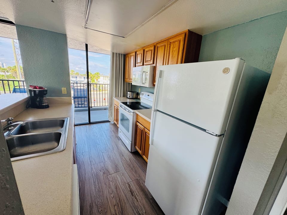 Luxury Condo, Balcony, Partial Ocean View | Private kitchen | Full-size fridge, microwave, oven, stovetop