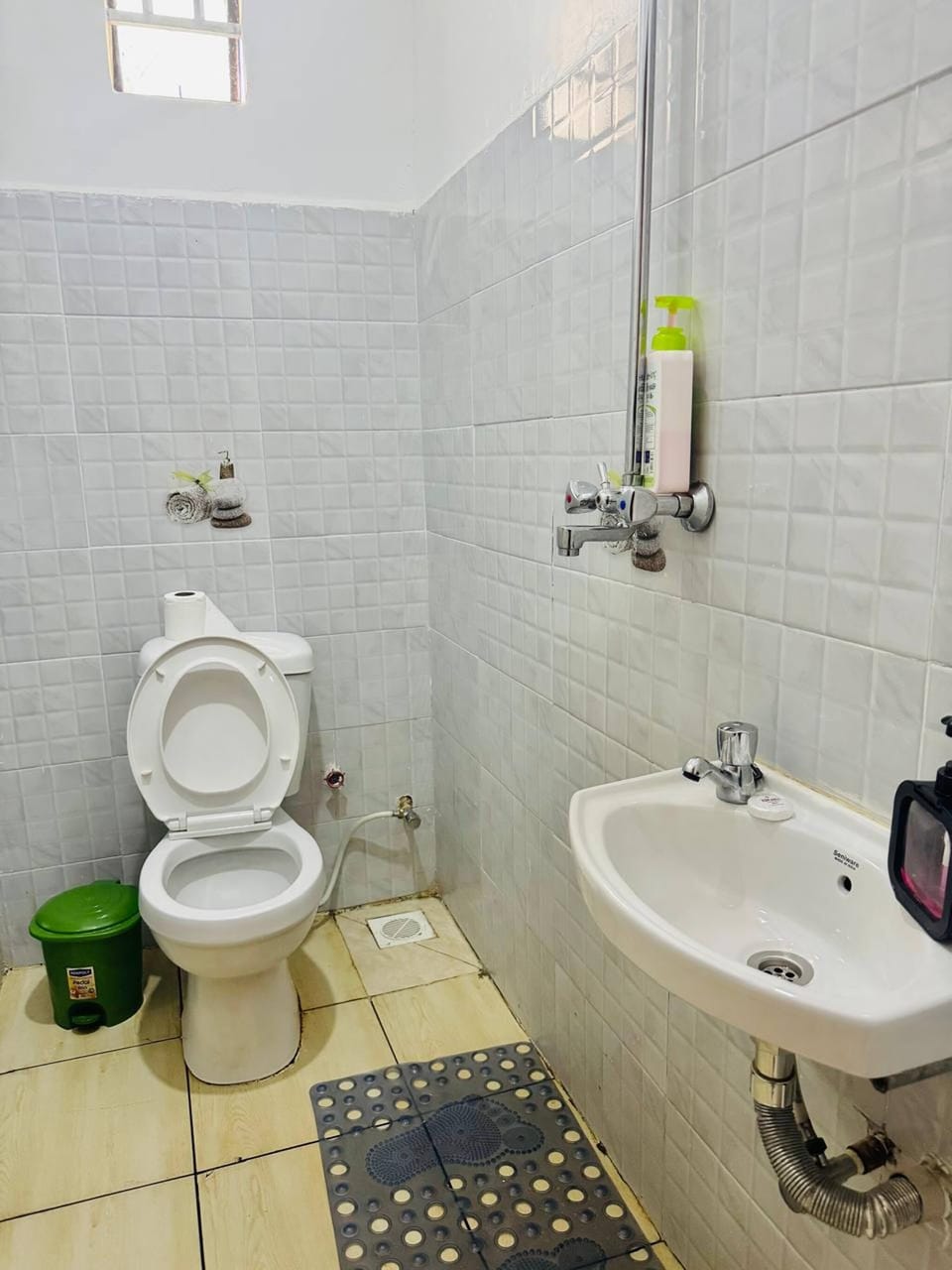 Jolly 1br With AC, Backup Gen, Netflix, Balcony Apartment in Kenya