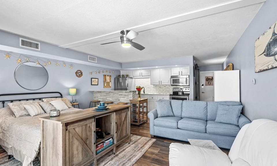 Studio with Queen bed and ample seating!