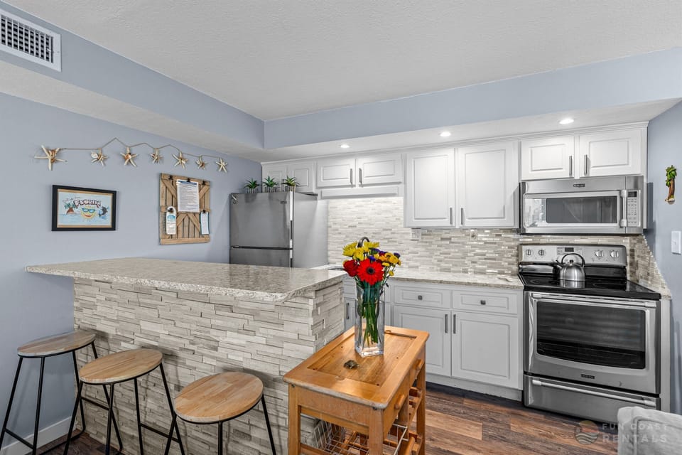 Fully-equipped stainless steel Kitchen with granite!