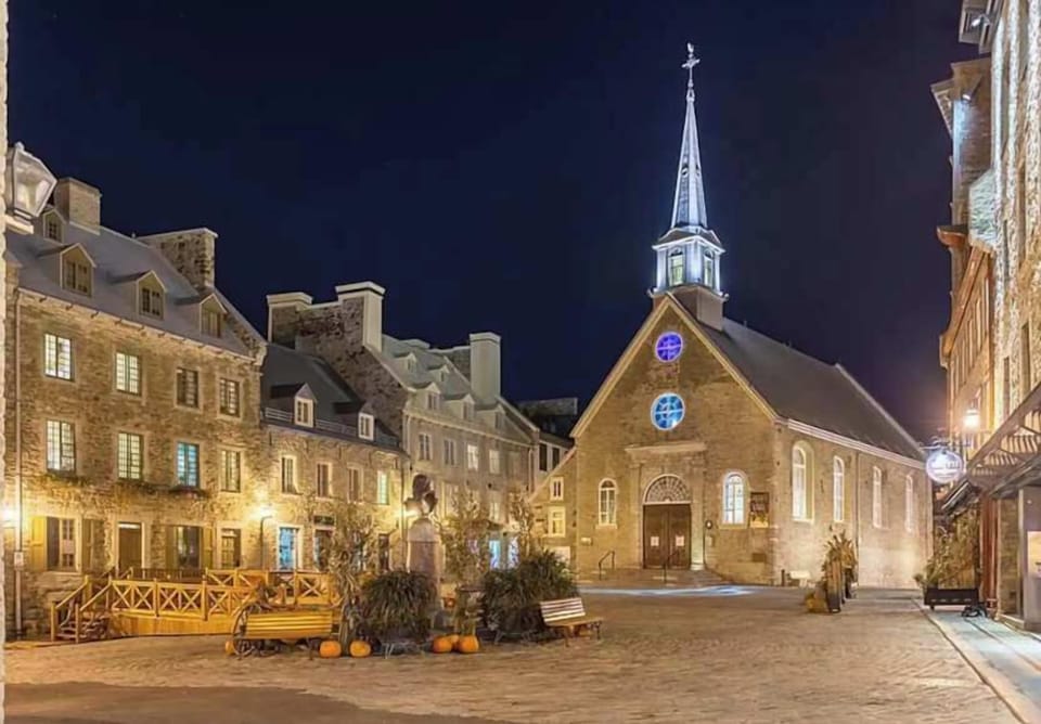 La place Royale est à 8 minutes en voiture (2,8 km). L'église Notre-Dame-des-Victoires, la plus ancienne église en pierre encore debout en Amérique du Nord, borde la place Royale au sud.
