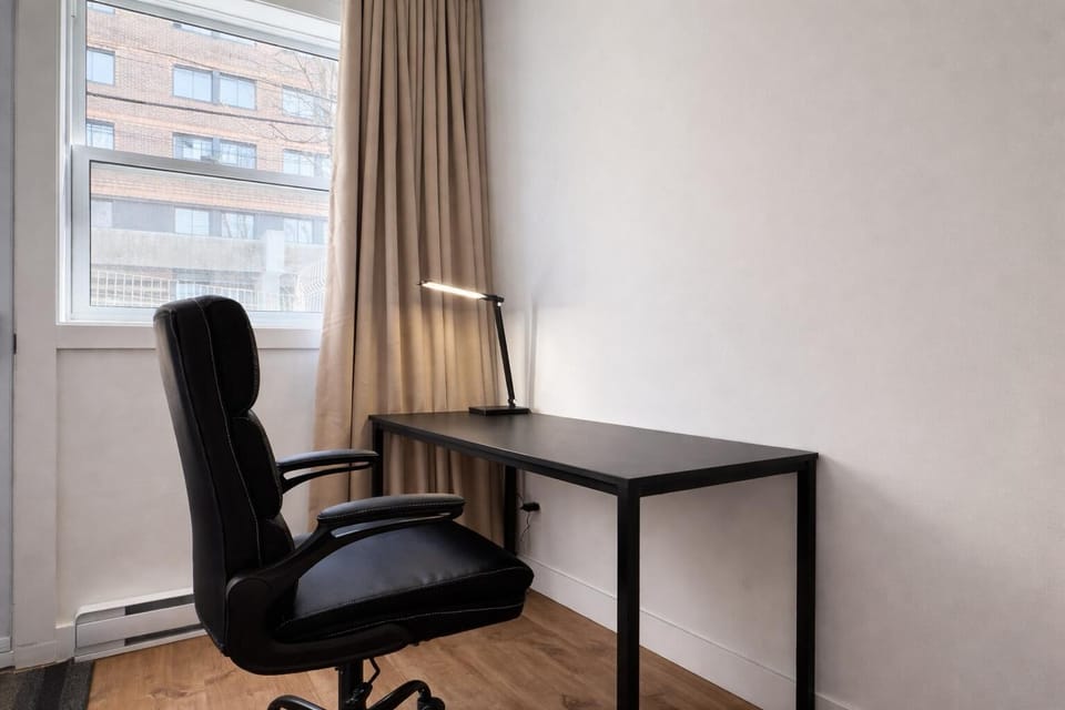 Espace de travail : Bureau lumineux et spacieux avec une chaise confortable, idéal pour le télétravail ou la planification d’aventures !