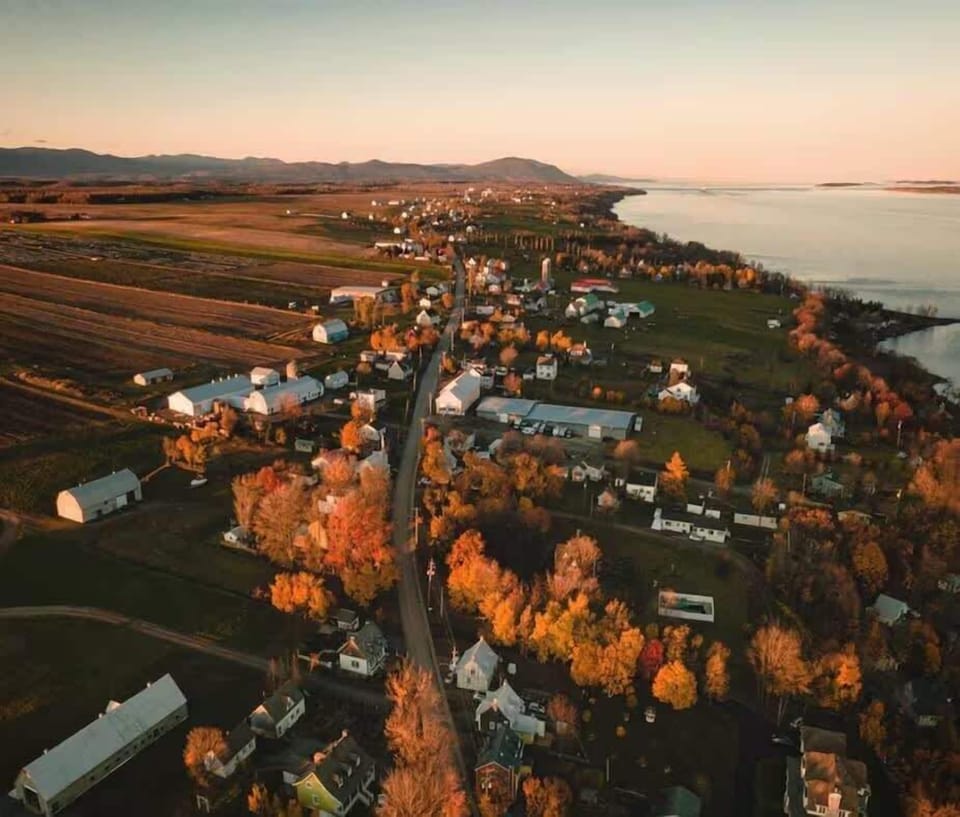 Du ciel : un décor de maisons accueillantes et de panoramas à couper le souffle pour une escapade inoubliable.
